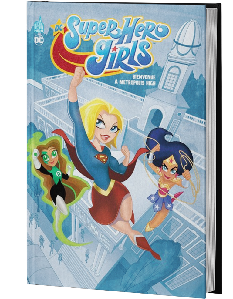 À force de combattre les plus dangereux vilains de Metropolis, Batgirl, Wonder Woman, Supergirl, Green Lantern, Bumblebee et Zatanna en oublieraient presque que les bancs de l'école les attendent aussi chaque jour. Constamment en retard, la fine équipe est condamnée par M. Chapin le proviseur, à suivre une activité parascolaire pendant toute une semaine sous peine d'être expulsées. Manque de chance, aucune ne parvient à accomplir cette épreuve...